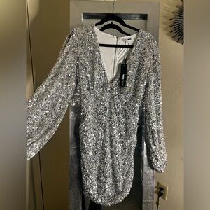 SPARKLY SILVER LOW V-NECK DRESS | SIZE MEDIUM